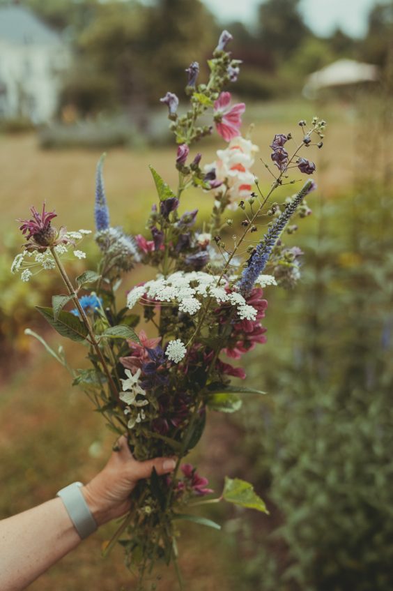 Een zelfgeplukt boeket bloemen uit de tuin van Innengaard